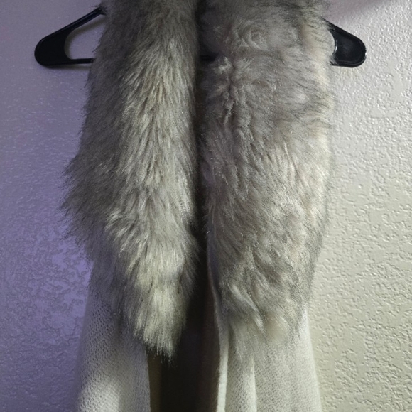 Ralph Lauren Luxurious Faux Fur Shawl - Picture 2 of 3
